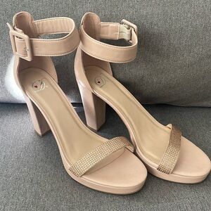 NWOT RHINESTONE FRONT HEELS BLUSH PINK 10